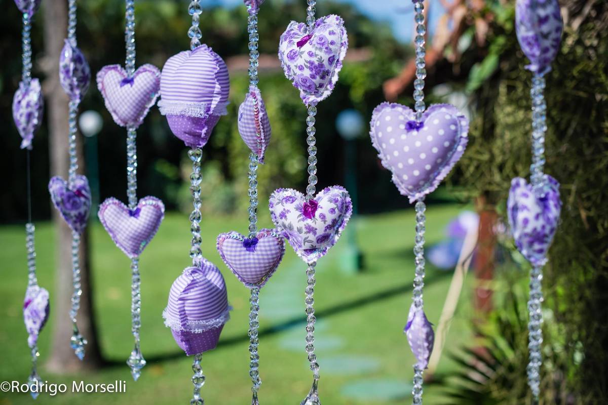 pequenos corações pendurados na arvore da casa de festas Casuarinas no Rio de Janeiro