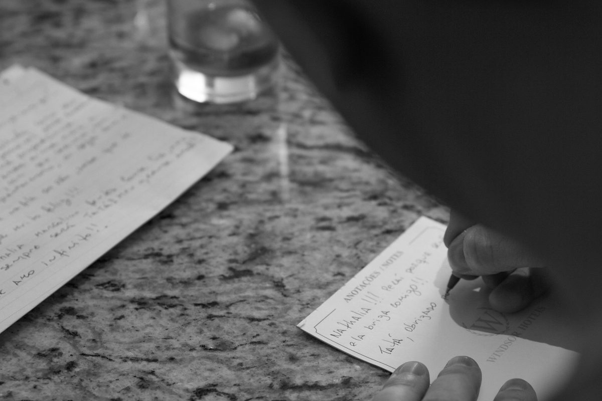 escrevendo os votos pro noivo