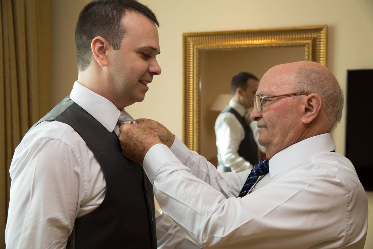 pai arrumando o noivo 