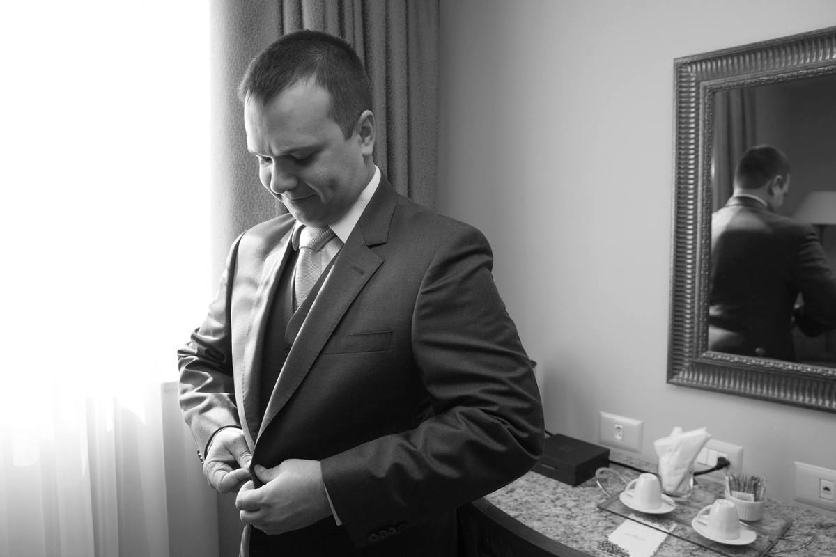 noivo pronto pra ir pra cerimonia