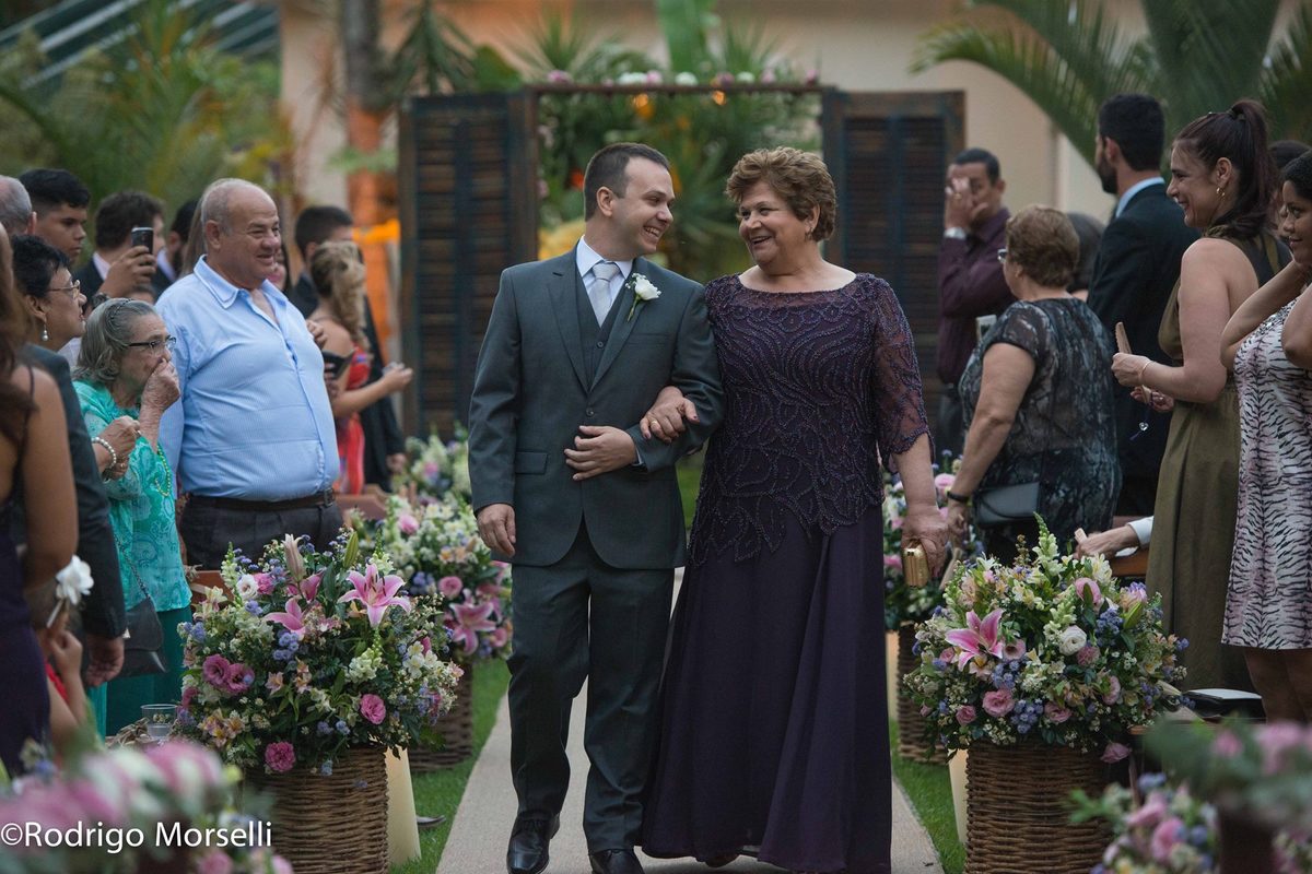 entrada do noivo com a mãe