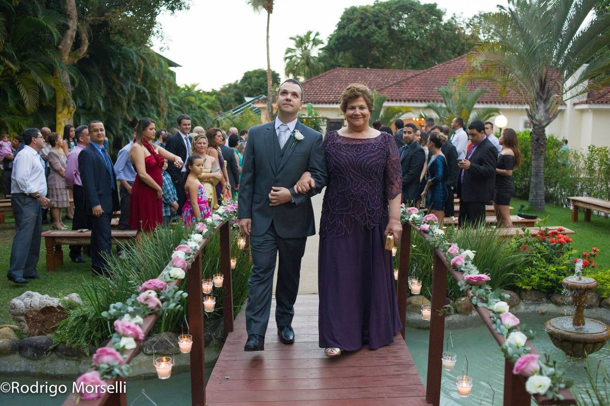 mae e filho entrando na cerimonia 