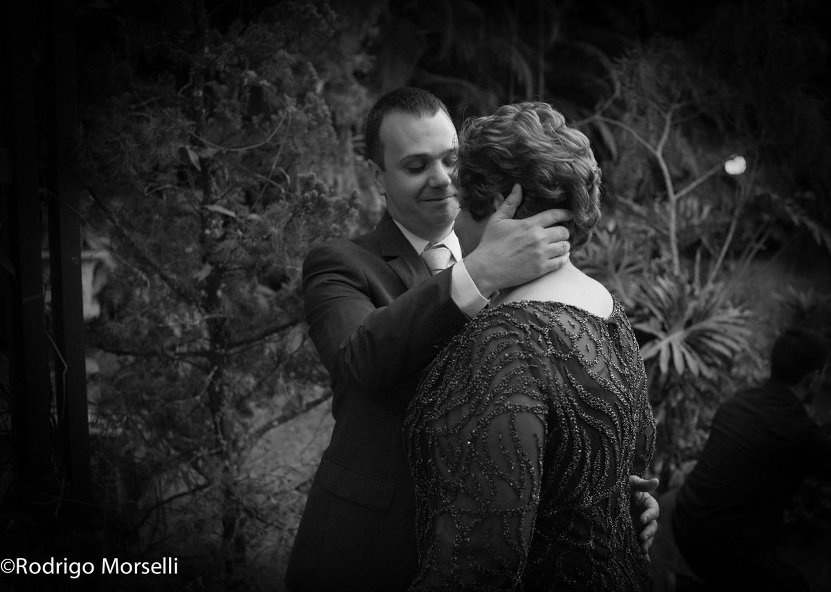 o beijo da noivo em sua mae