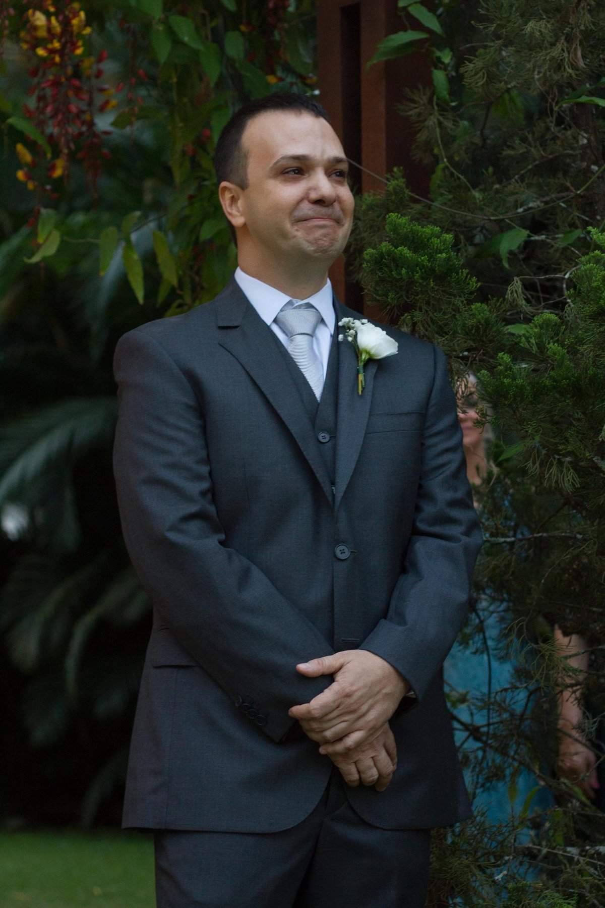 expectativa do noivo esperando a noiva entrar na cerimonia