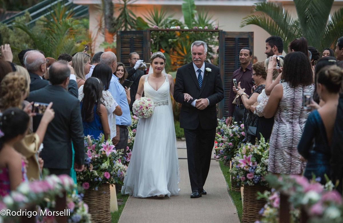 a noiva entra na cerimonia com seu pai