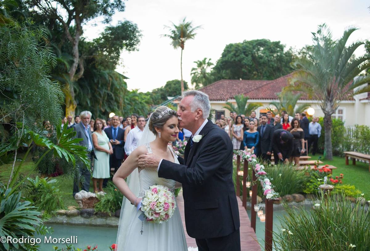 o beijo abençoado do pai entregando filha pro noivo