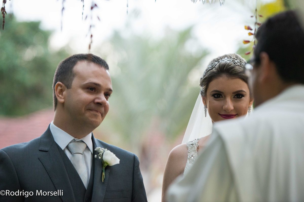 noivos diante do celebrante