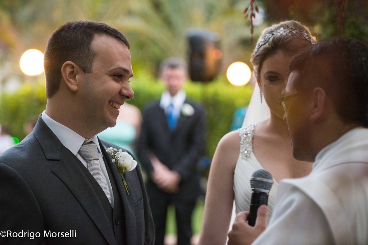 noivo olhando pra noiva na cerimonia