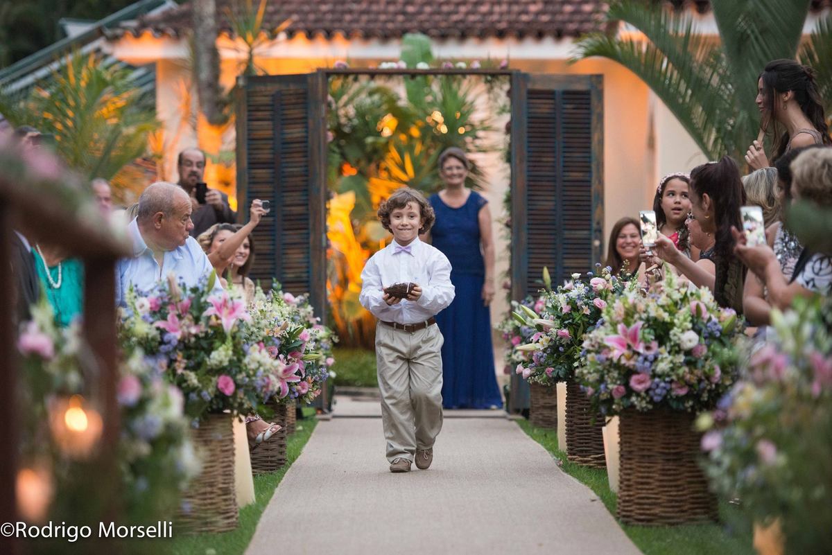 pagem entrando com as alianças 