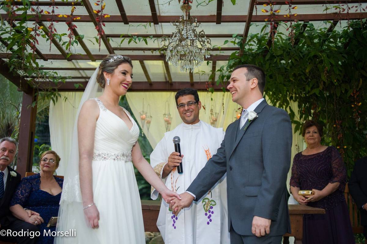 celebrante abençoando o casal 