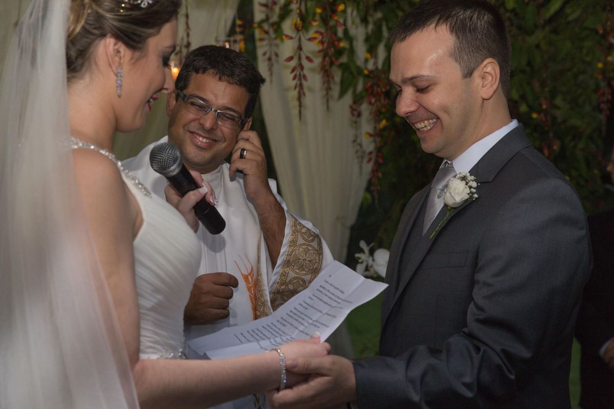 noiva lendo os votos pro noivo