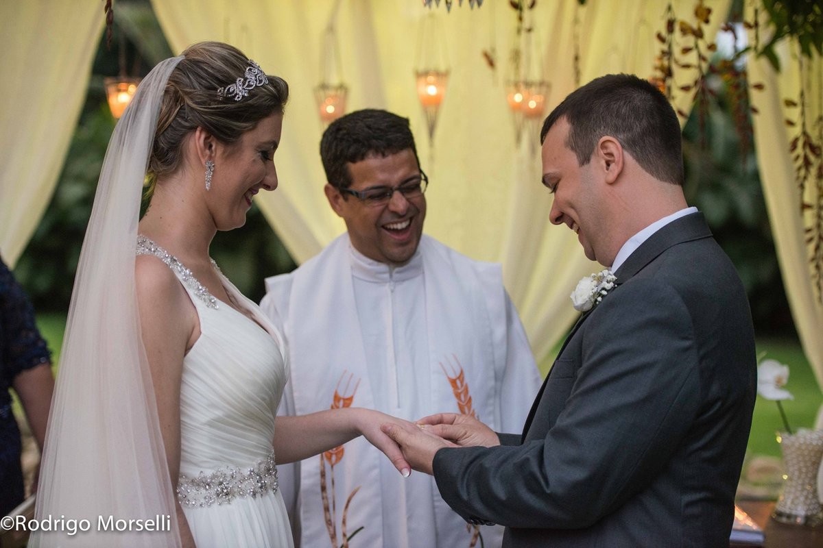 troca de alianças do casal