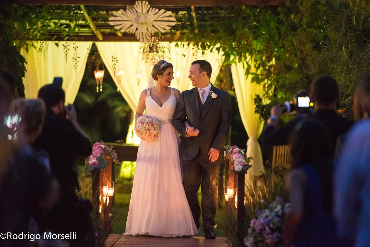 casal sai da cerimonia felizes e casados