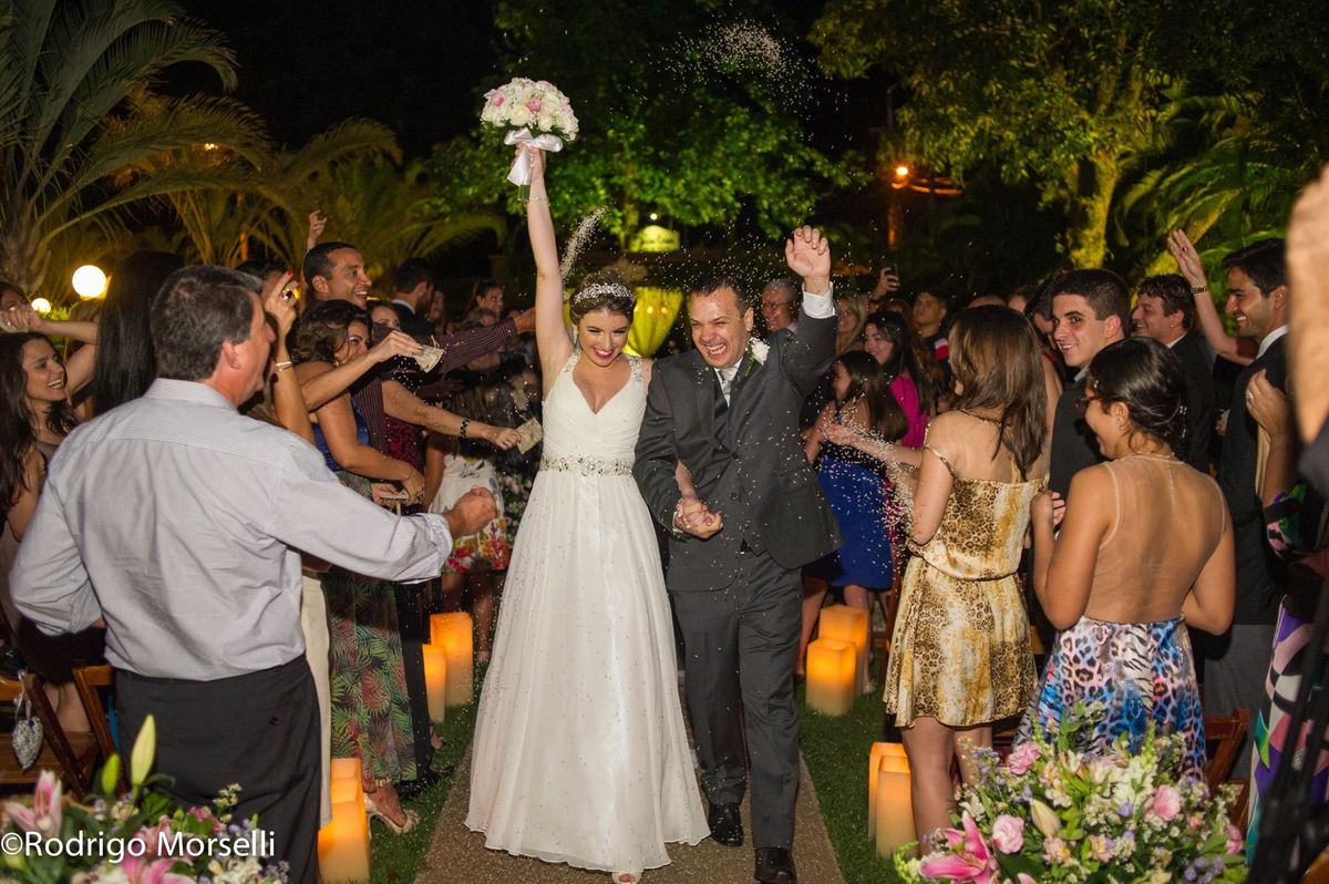 noiva levanta bouquet 