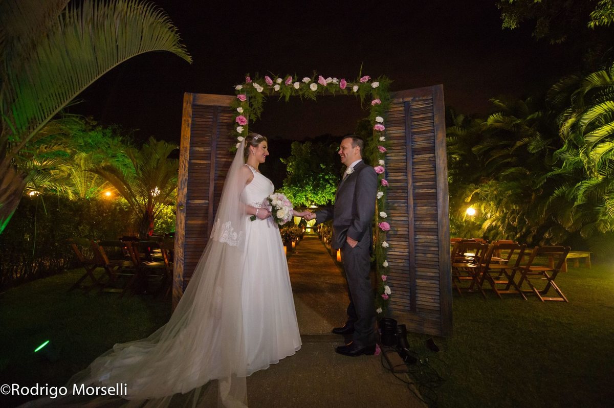 noivos posam pra fotos após cerimonia