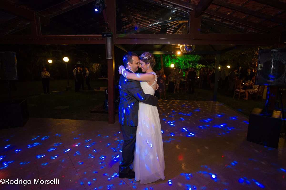 noivos abrem a pista 