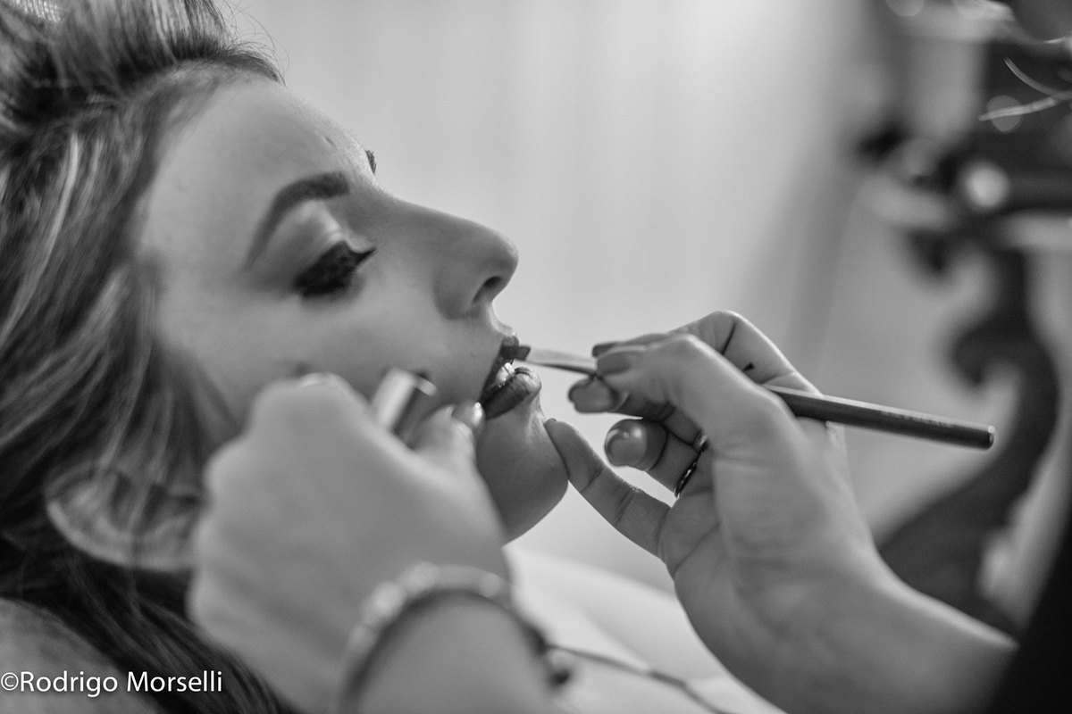 noiva sendo maquiada