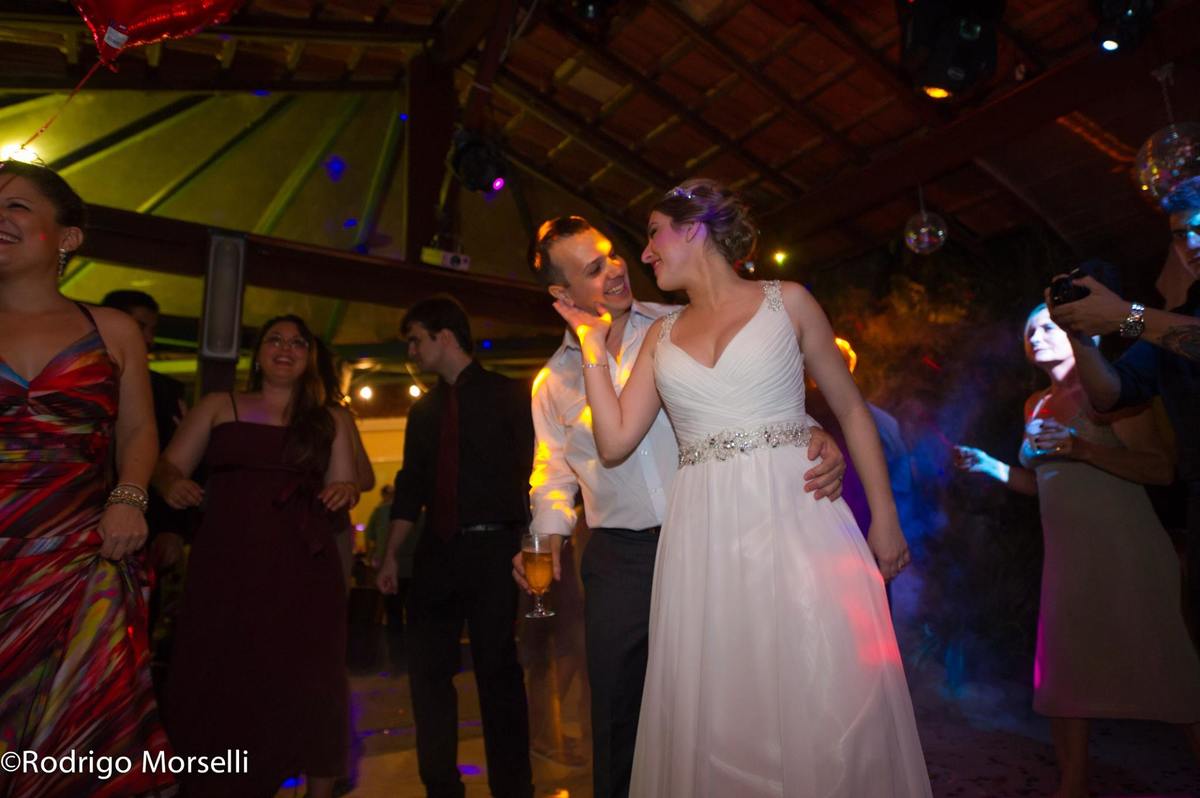 carinho da noiva no noivo na pista de danças 