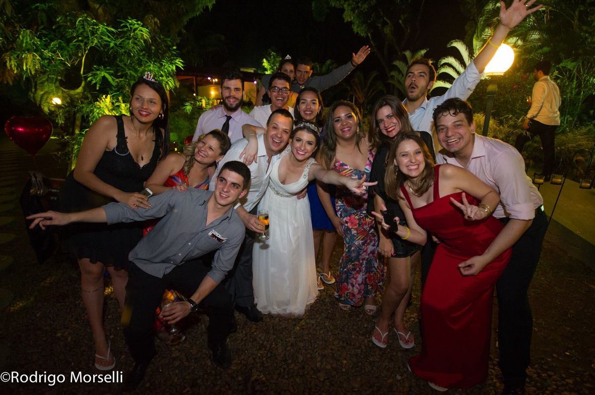 todos os amigos do casal juntos pra foto