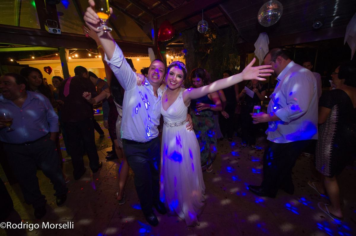 casal celebrando o casamento com alegria