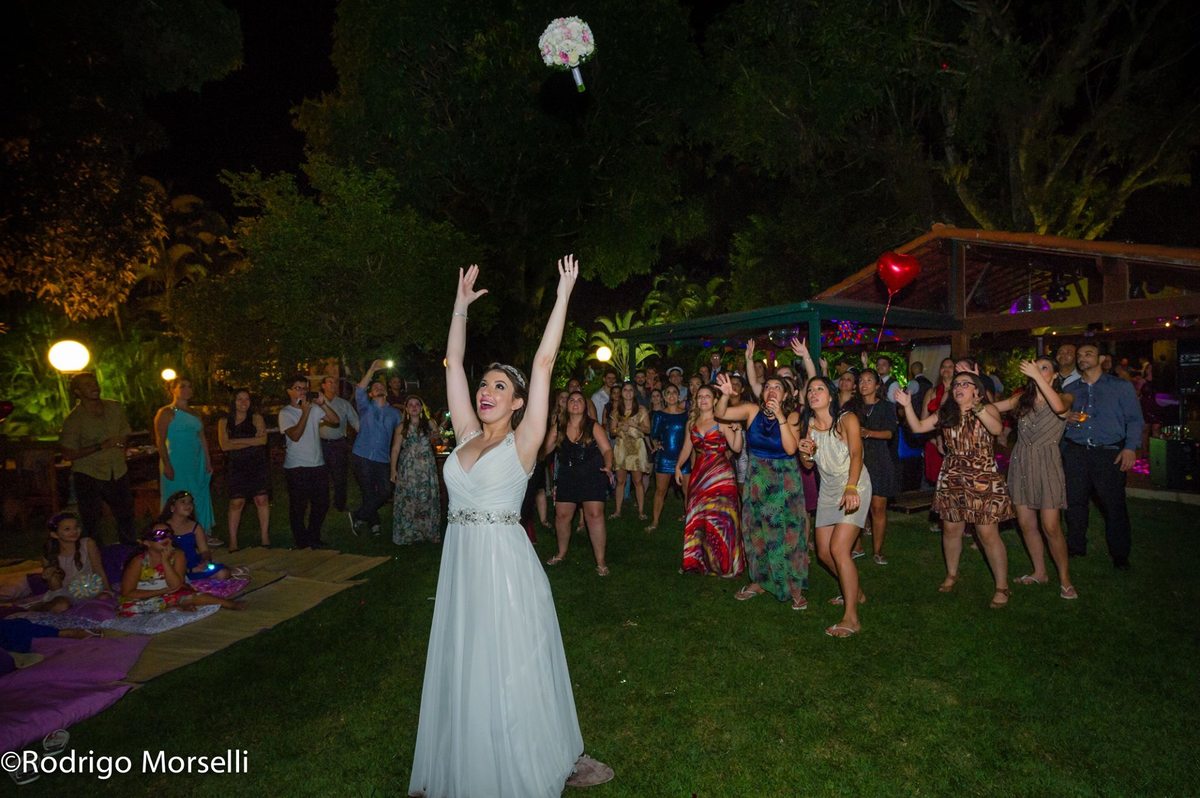 noiva jogando o bouquet 