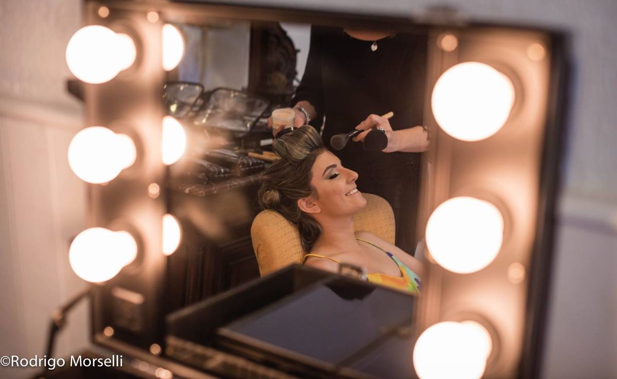 reflexo da noiva no espelho sendo maquiada
