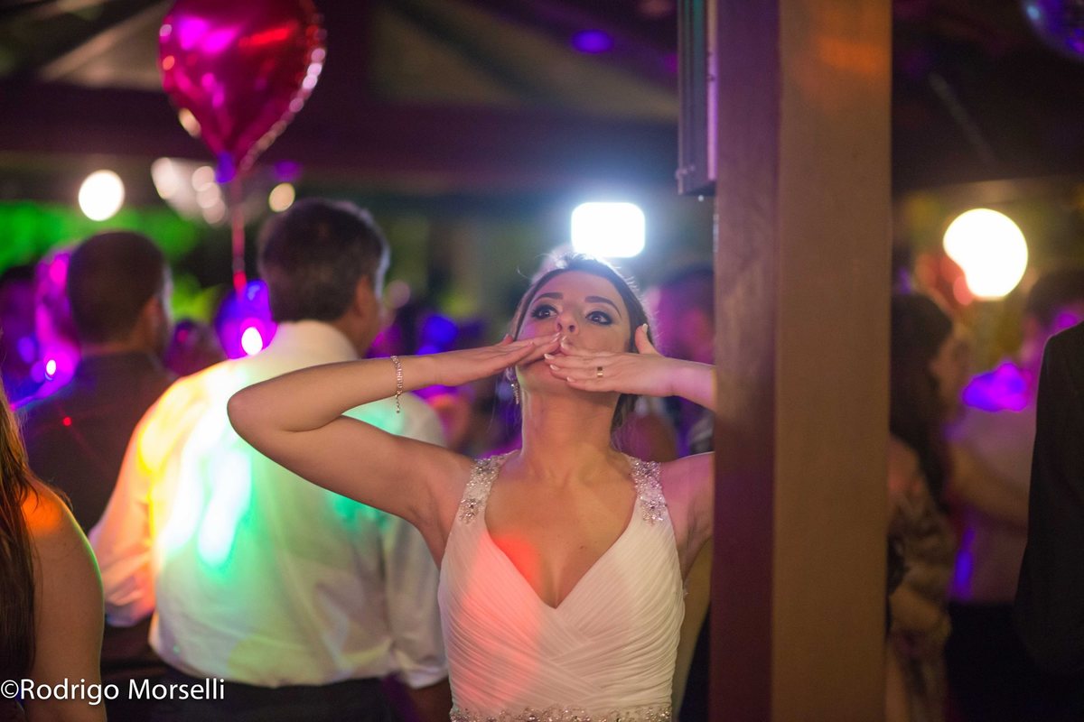 noiva mandando beijo