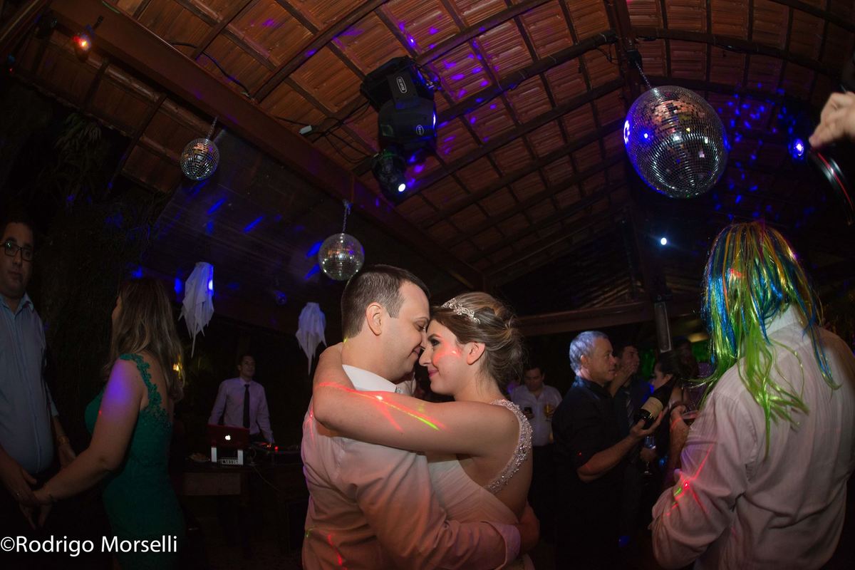 casal dançando juntos