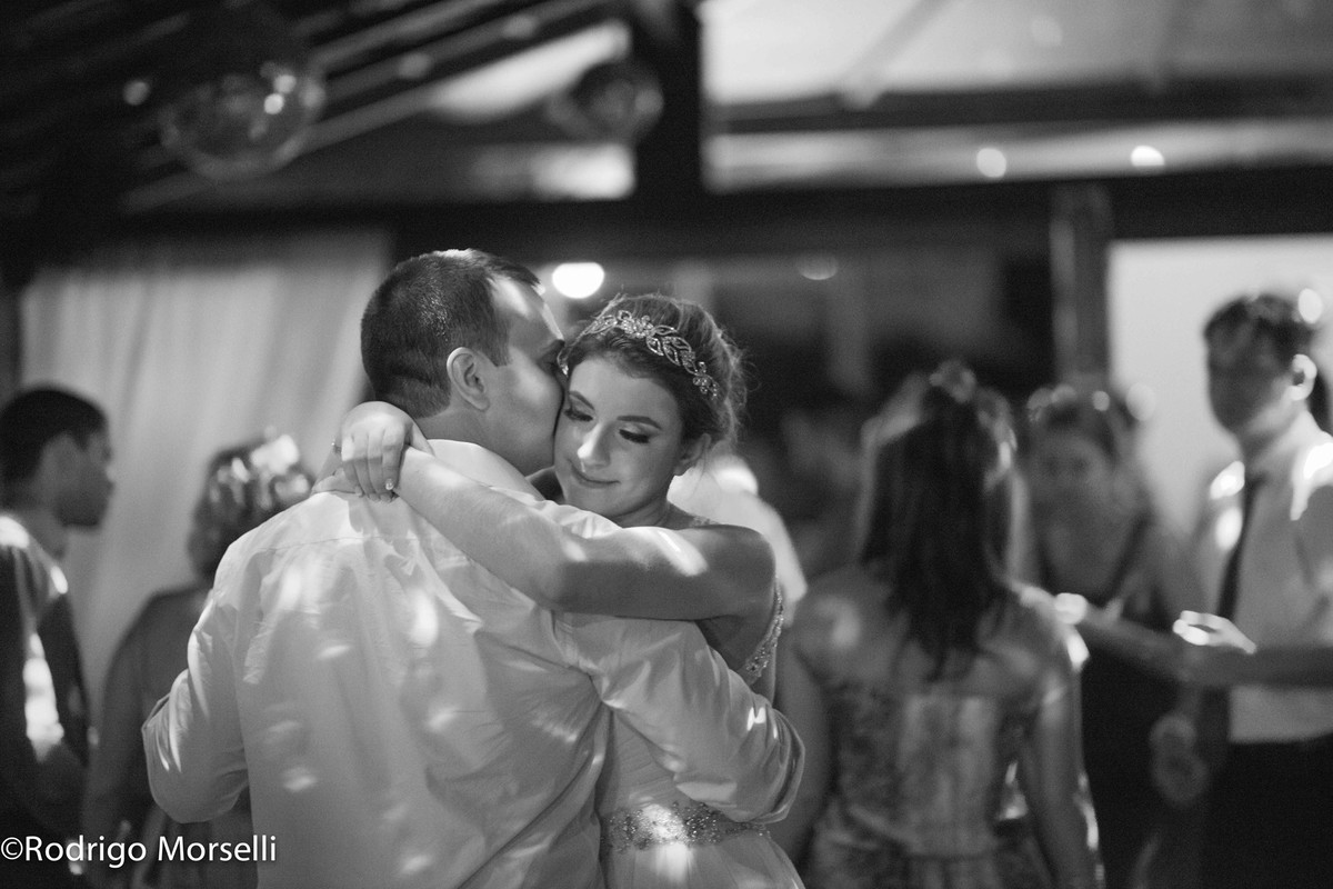 momento de romance do casal na pista de dança