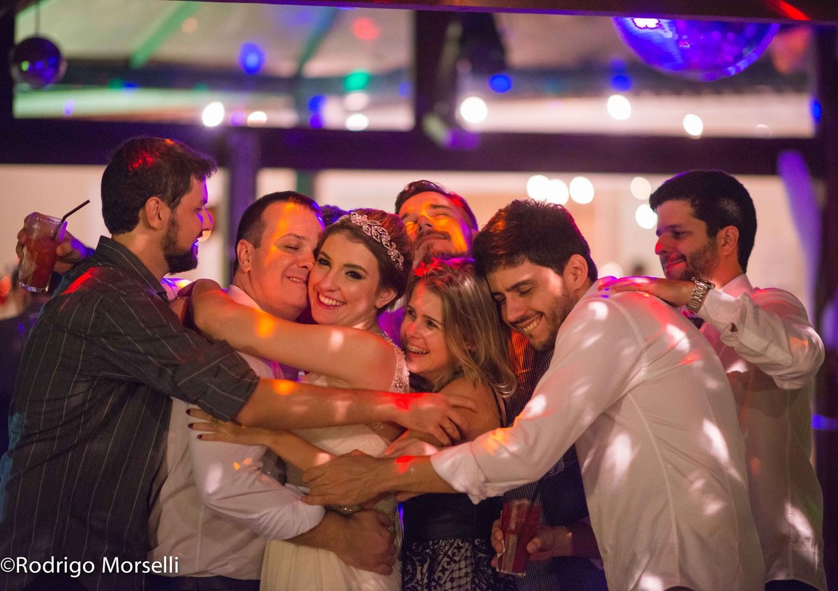 convidados abraçando o casal 