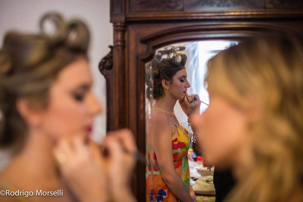 o último retoque do batom