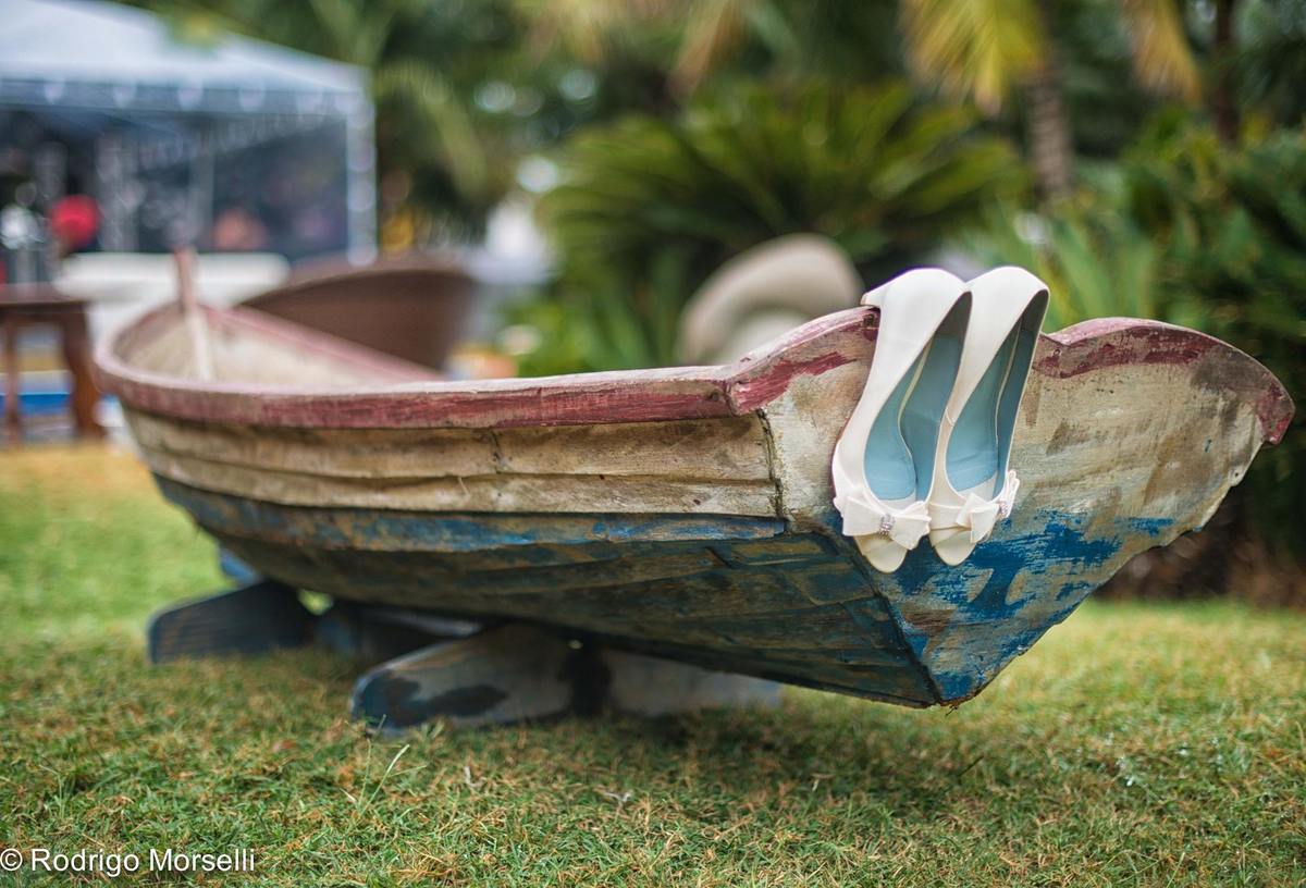 sapatos da noiva no barquinho em Buzios