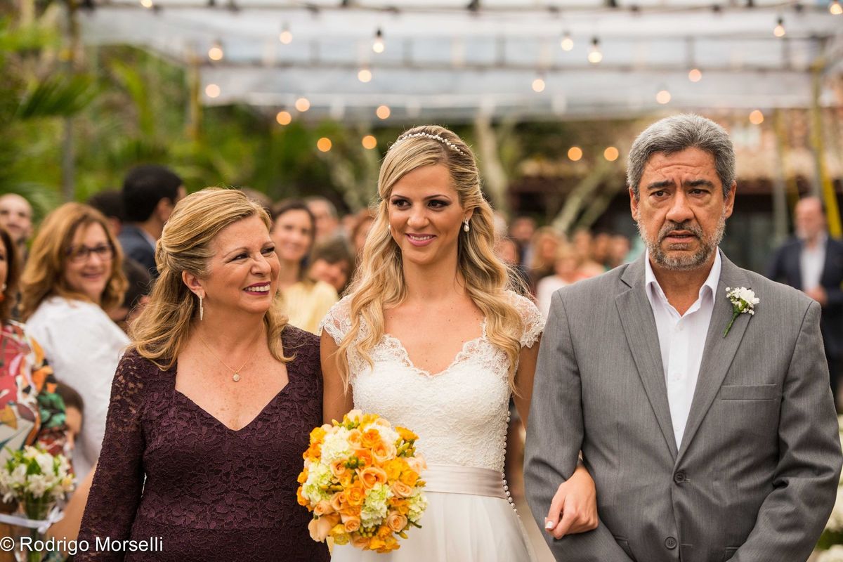 foto da noiva emocionada com seus pais