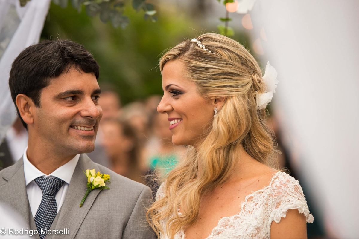 os noivos se olham apaixonados na cerimonia em Buzios