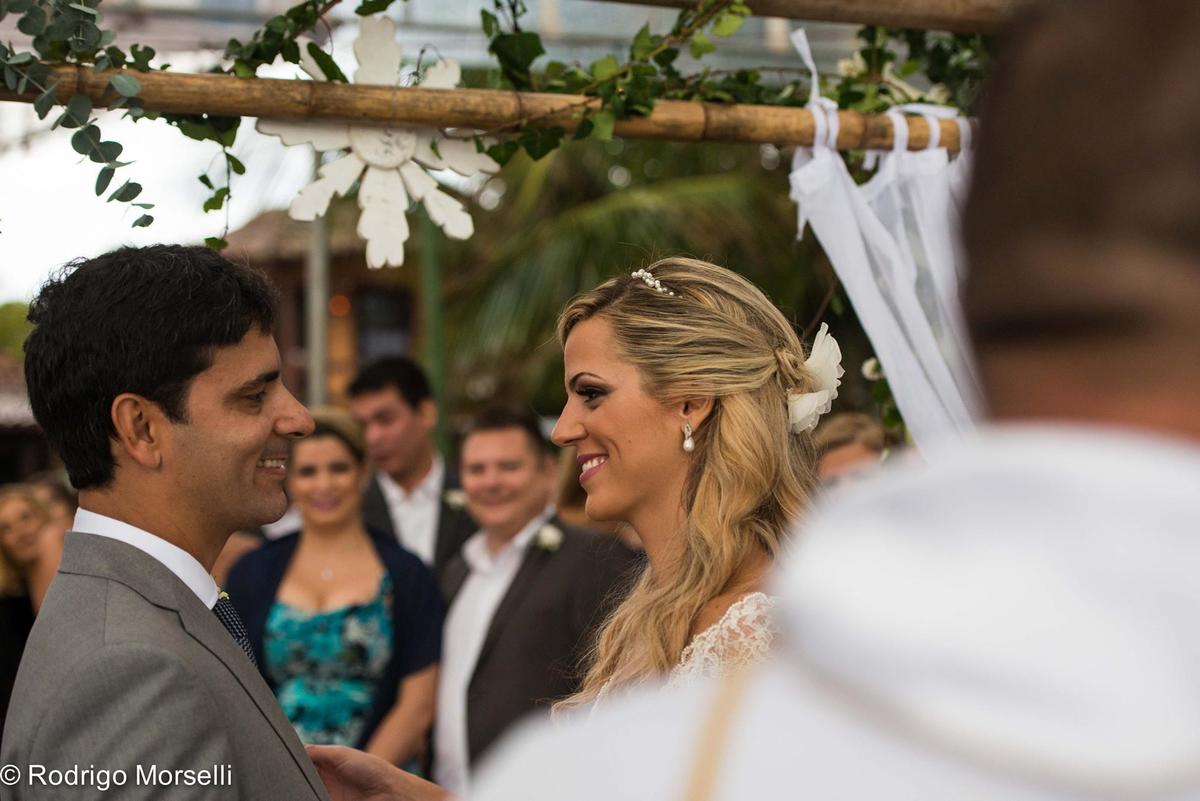 a benção dos noivos pelo celebrante no casamento na praia em búzios 