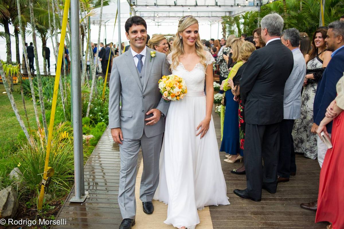 noivos saem felizes no final da cerimonia na praia de búzios