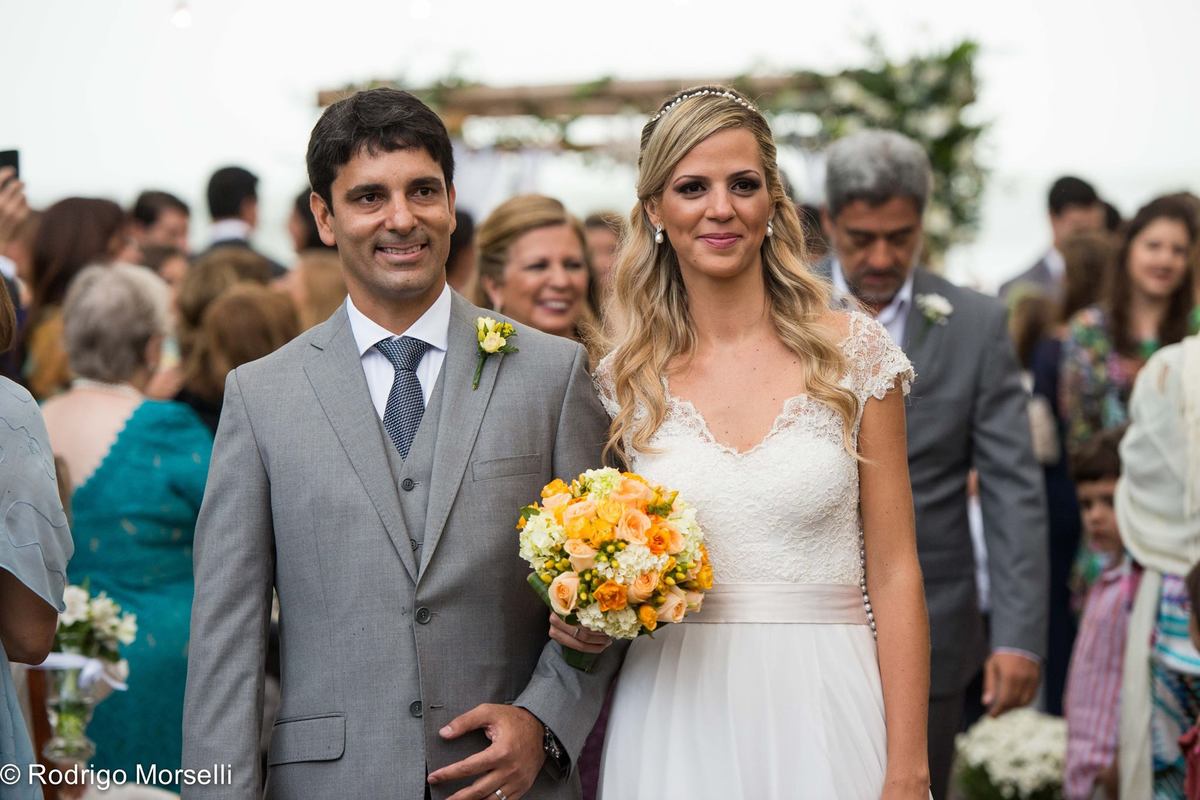 casal indo abrir a festa em búzios