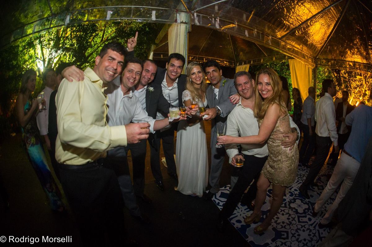 foto dos amigos na festa de casamento