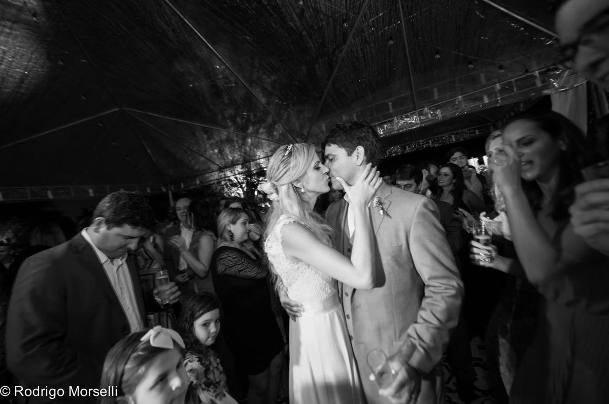 um beijo apaixonado na pista da Pousada Espelho D'Agua