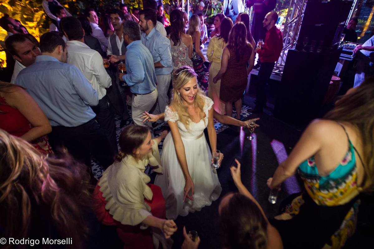 casal dançando muito na pista 