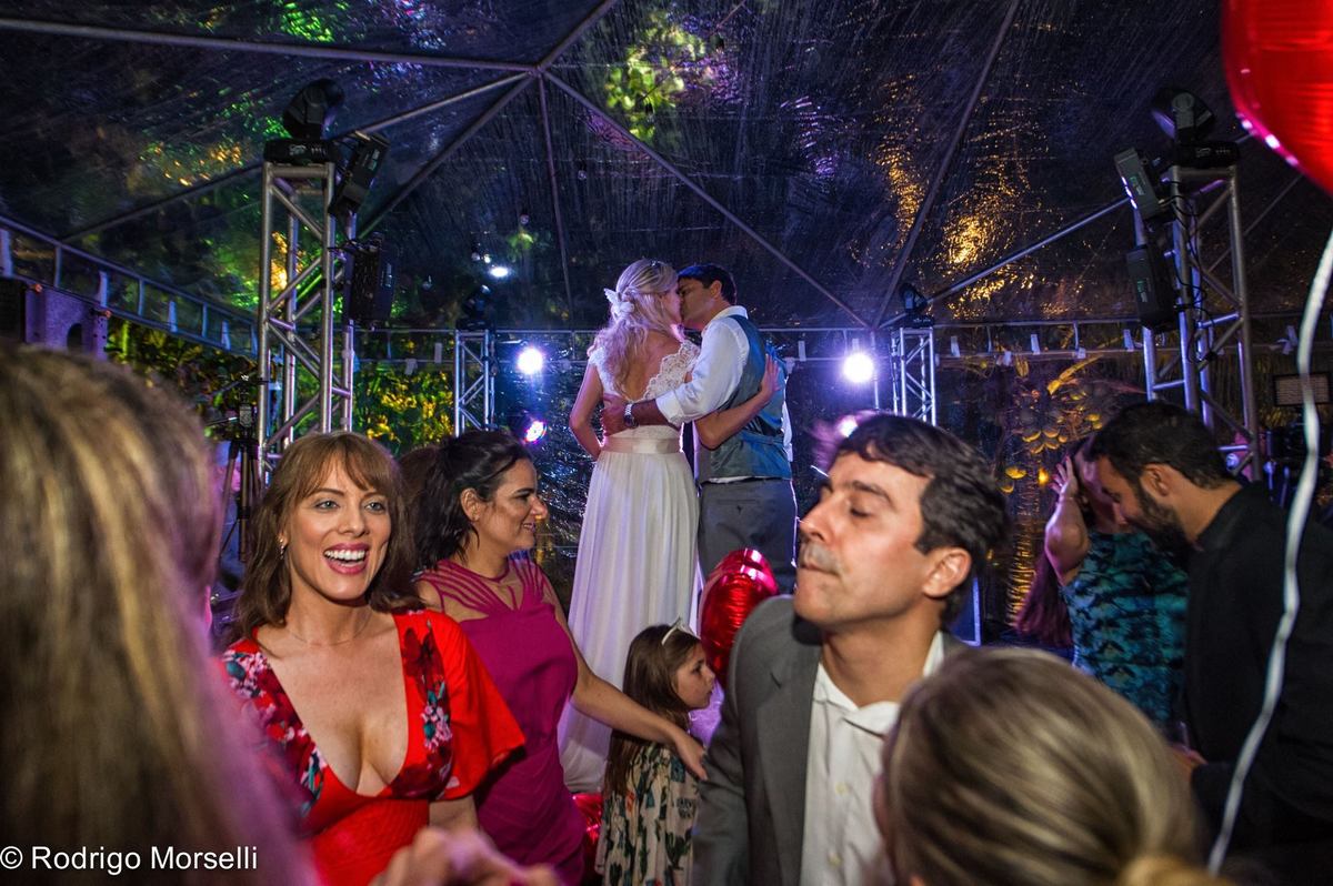 noivos sobem no palco da festa de casamento