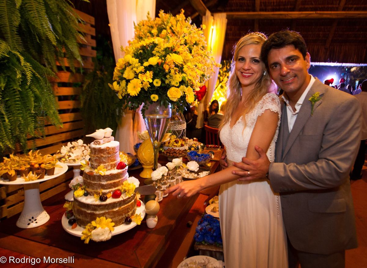 corte do bolo pelos noivos