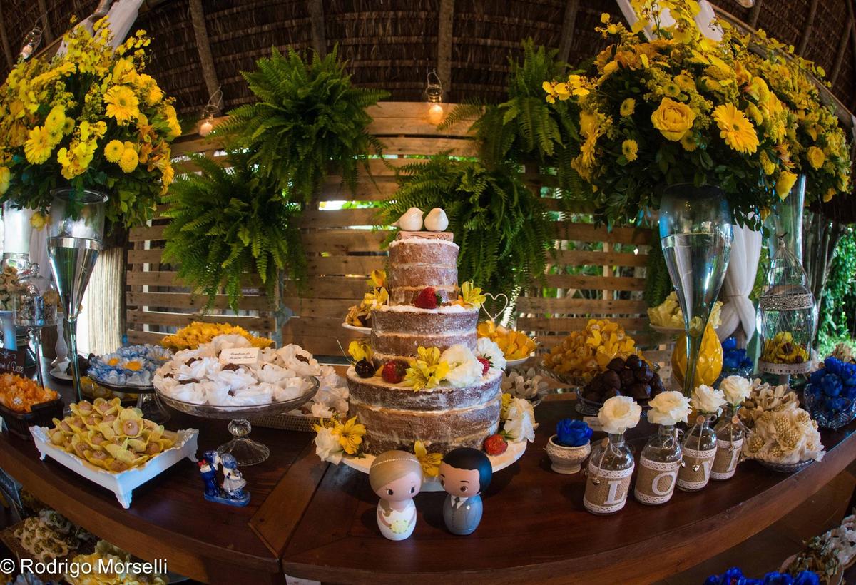 mesa de bolo do casamento na praia de Buzios