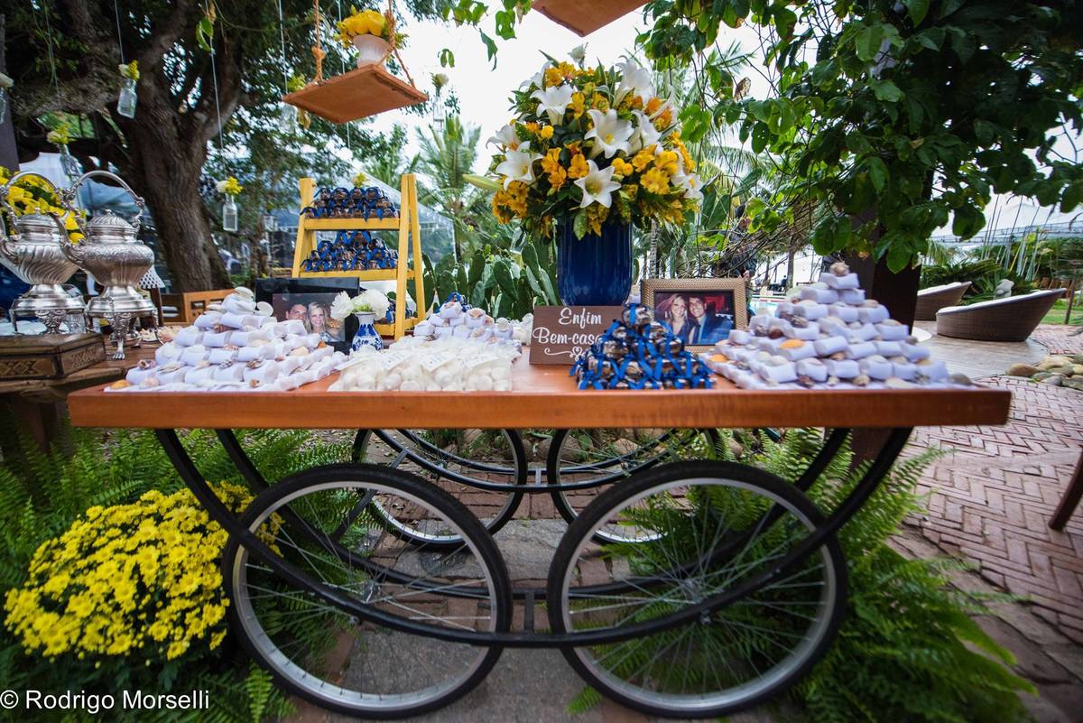 os bem casados num carrinho decorativo
