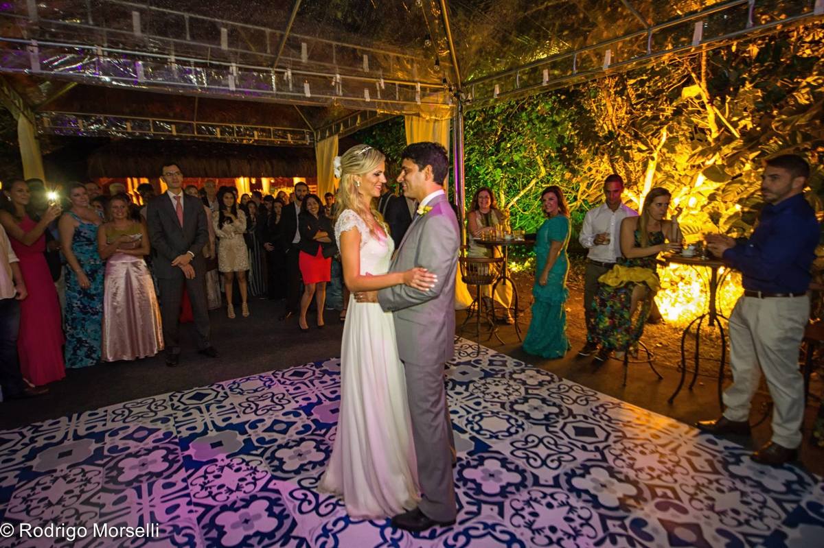casal abrindo a pista da Pousada Espelho D'Agua em Buzios