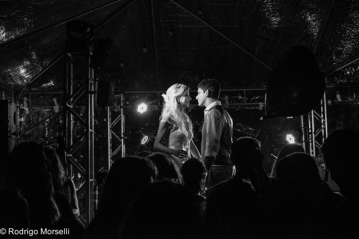 noivos em cima do palco