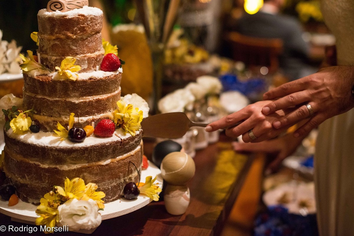 cortando o bolo de casamento