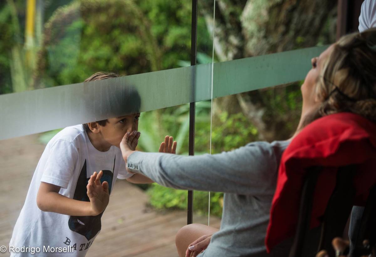 noiva brincando com pagem