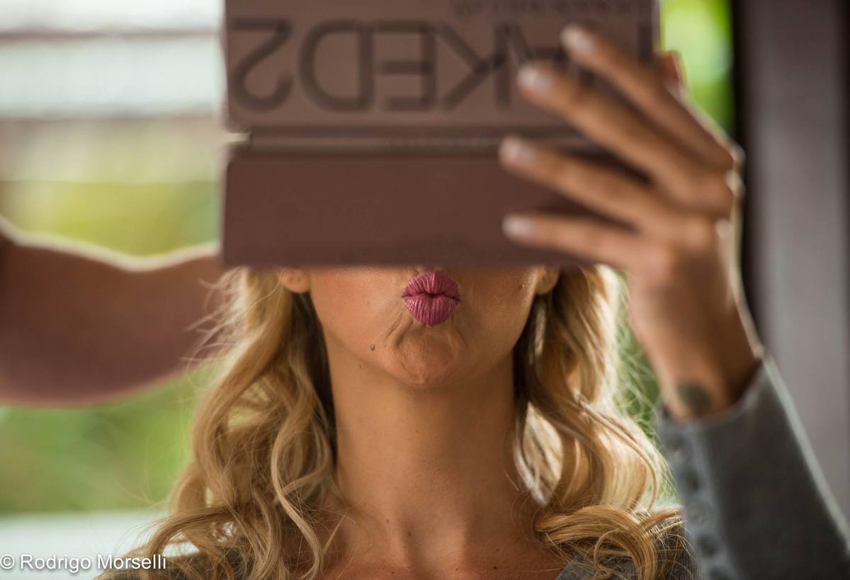 foto da noiva se olhando no espelho no making of