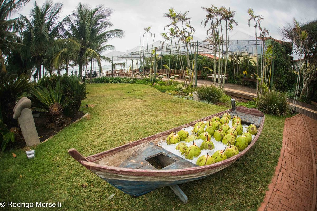 barquinho cheio de cocos na decoração do casamento em buzios 